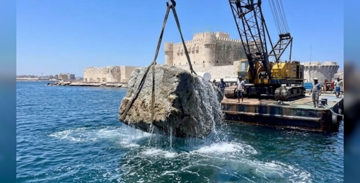 İskenderiye Feneri için 80 tonluk bloklar sudan çıkarıldı
