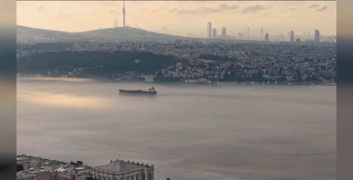 İstanbul'da yoğun sis nedeniyle Boğaz trafiğe kapatıldı