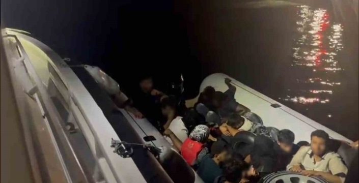 İzmir açıklarında 52 düzensiz göçmene müdahale edildi