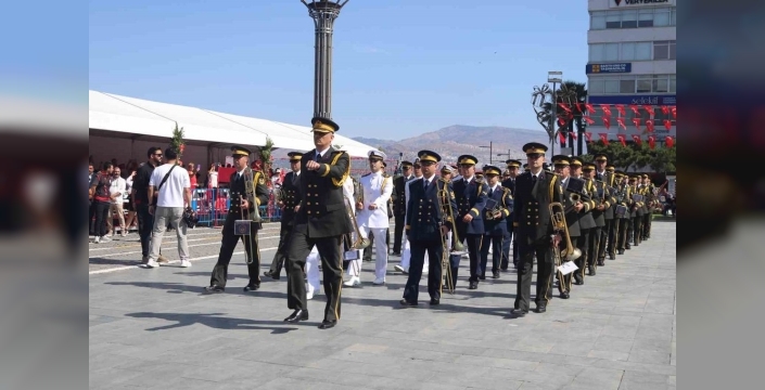 İzmir'de 30 Ağustos Zafer Bayramı törenle kutlandı