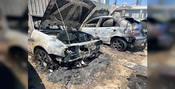 İzmir'de park halindeki araçlar alevlere teslim oldu