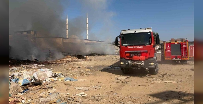 İzmir'de sanayi bölgesindeki çöplükte yangın çıktı