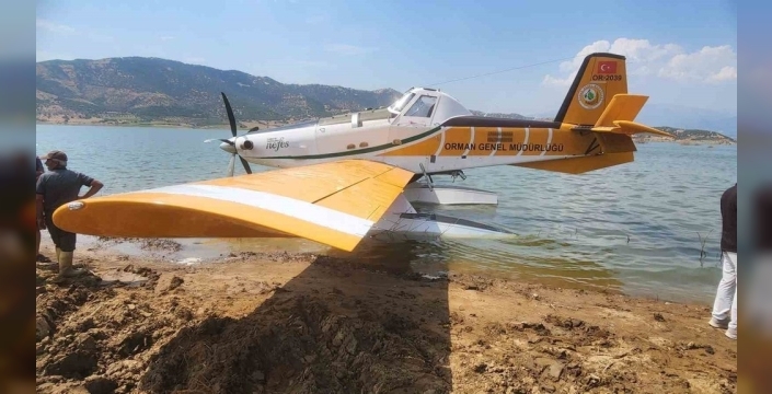 İzmir'deki orman yangını sonrası söndürme uçağı gölette kaldı, pilot tahliye edildi