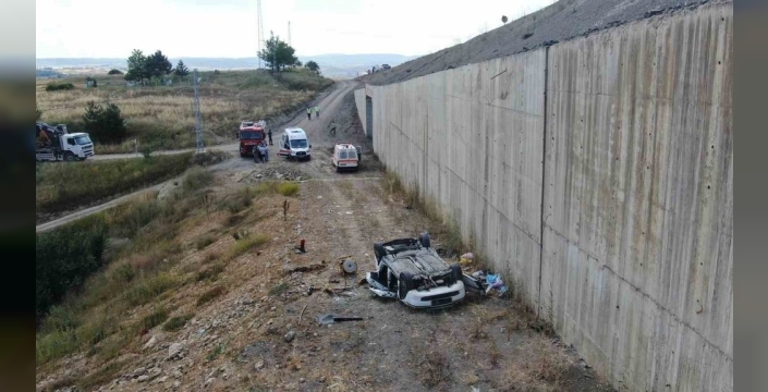 İzmir'den memlekete giden ailenin otomobili kaza yaptı