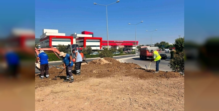 İzmir'in ESBAŞ Kavşağı, 4 bin bitkiyle adeta bir sanat eserine dönüştü