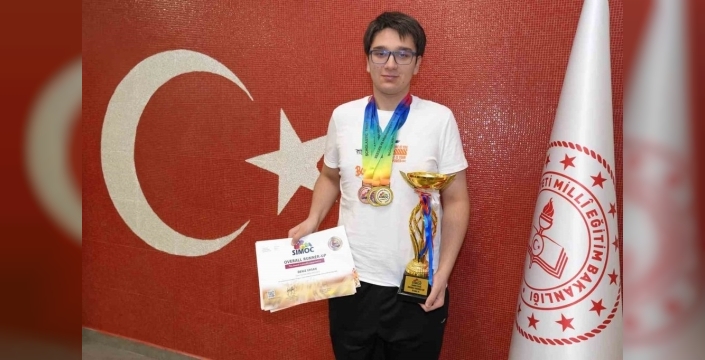 İzmirli öğrenci Singapur'da matematik ikincisi oldu