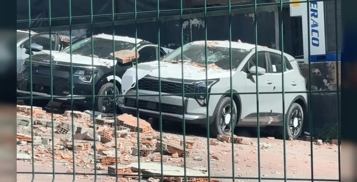 Kağıthane'de devrilen duvar, sıfır araçlara büyük hasar verdi
