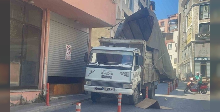 Kamyonet kasası balkona çarptı