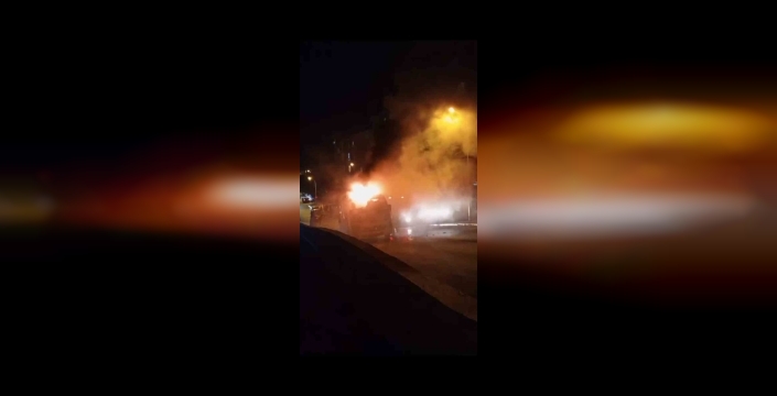 Kartal'da minibüs alev alev! Patlamalar paniğe yol açtı