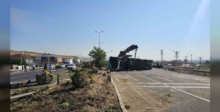 Kayseri'de kan donduran otobüs kazası kamerada: 1 ölü, 24 yaralı