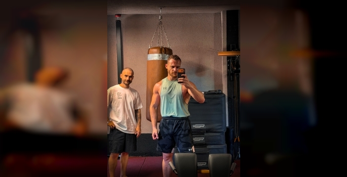 Kerem Bürsin spor sonrası kaslı pozlarıyla beğeni topladı
