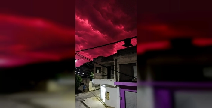 Kolombiya'daki deprem sonrası gökyüzünde ilginç kızıllık