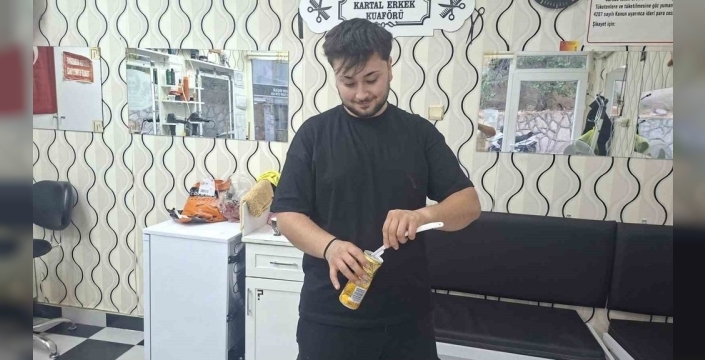 Kuaför eski jiletleri hayvanlar için biriktiriyor