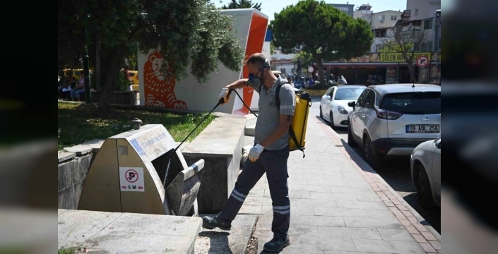 Kuşadası'nda sinek ve haşerelere karşı ilaçlama sürüyor