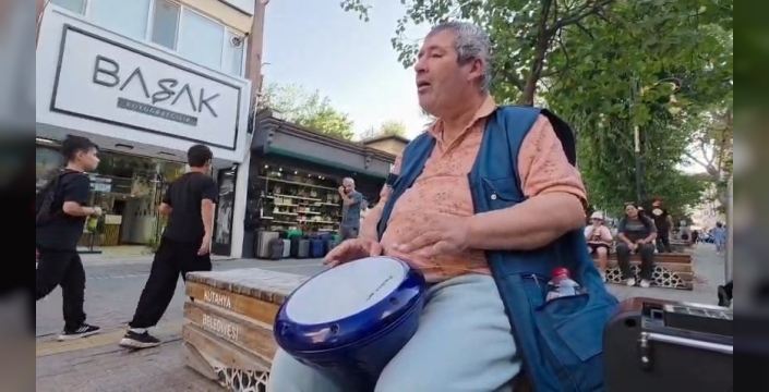 Kütahya'da Garip Ahmet, sokakta müzik ziyafeti veriyor
