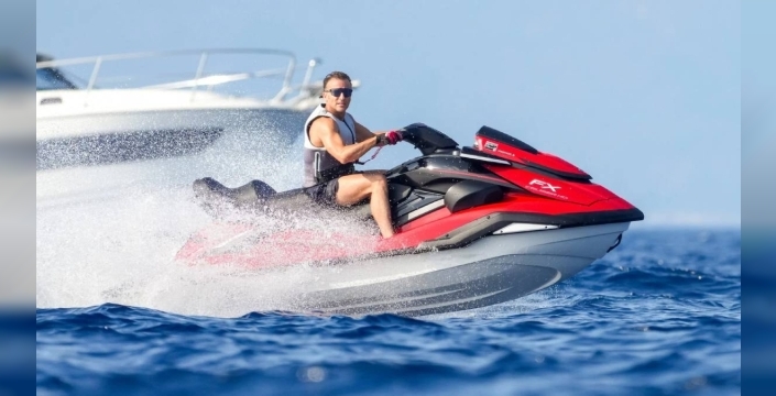 Macron orman yangınları sürerken jetski ile tatil yaptı