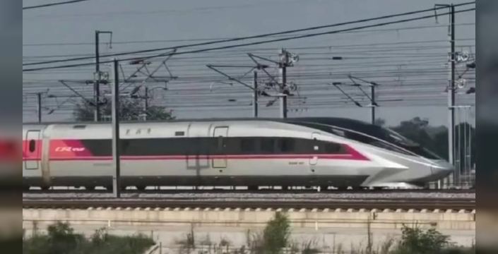 Maglev treni 5 saniyede 800 km hıza ulaştı