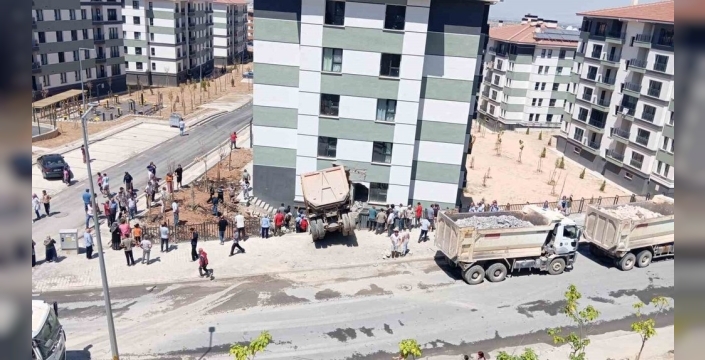 Malatya'da korku dolu anlar: Hafriyat kamyonu apartman duvarını yıktı, sürücü mahsur kaldı