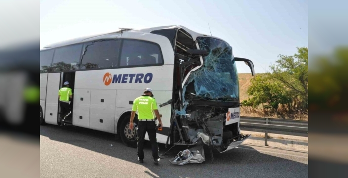 Manisa'da yolcu otobüsü kamyona çarptı: 1 ölü, 7 yaralı