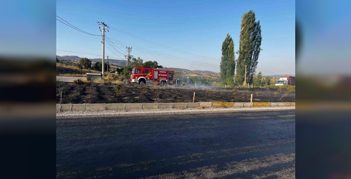 Manisa-Denizli karayolunda yürekler ağza geldi: Refüjdeki ot yangını büyümeden söndürüldü