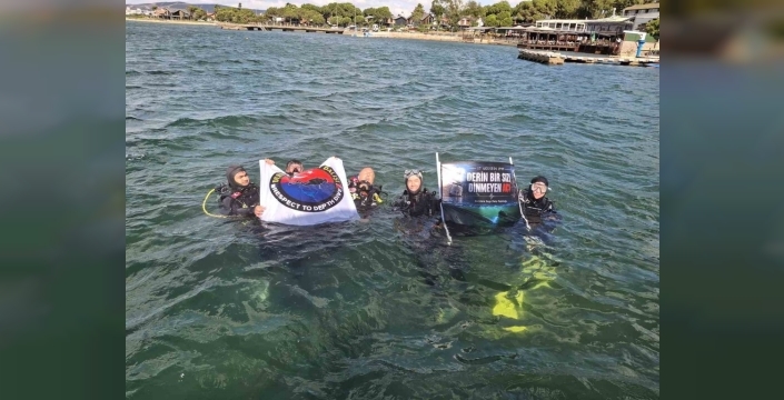 Marmara Depremi'nin 27. yıldönümünde anma dalışı yapıldı