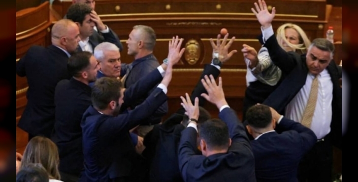 Meclis'te başbakana yumurtalı protesto
