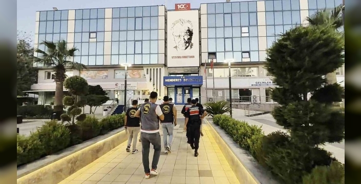 Menderes Belediyesi'nde şok operasyon: Başkan dahil 15 kişi gözaltında