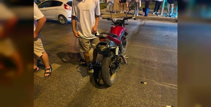 Menteşe'de kırmızı ışıkta bekleyen motosikletli dehşet saçan kazada yaralandı, kaçan sürücü aranıyor