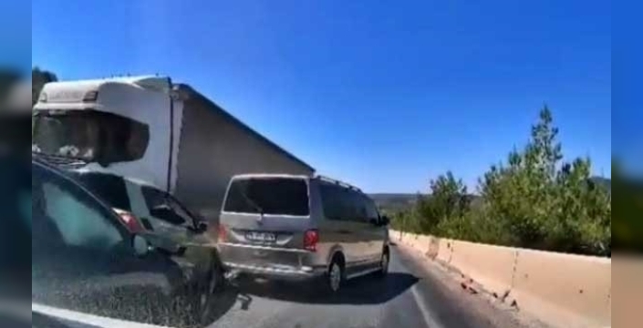 Milas'ta 5 aracın karıştığı trafik kazası güvenlik kamerasına yansıdı