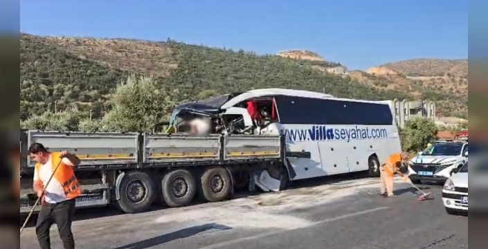Muğla'da otobüs tıra çarptı: 2 ölü, 18 yaralı
