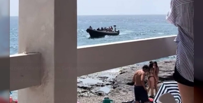 Mülteci teknesi tatilcileri şaşırttı