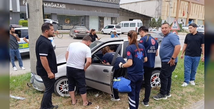 Otomobil beton direğe çarptı, sürücü yaralandı