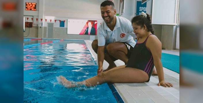 Özel sporcular yüzme eğitimi alıyor
