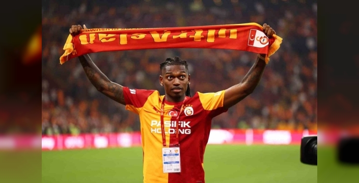 Rafael Leao sahadan taraftarları selamladı