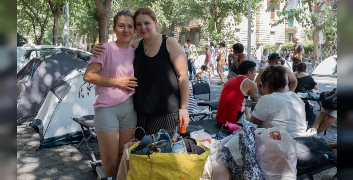 Roma'da yangın sonrası tahliye edilen 400 kişi çadırlarda kaldı: 'Bu bir utanç