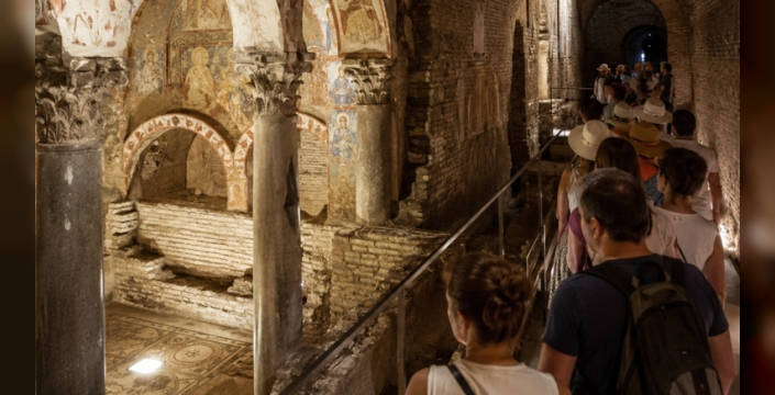 Sıcak havadan kaçan turistler Roma'nın yer altına yöneliyor
