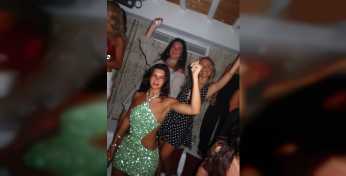 Sosyetik 20'li grubun Mikonos'taki abartılı bekarlığa veda partisi: Villa kiraladılar, konseptler havada uçuştu!
