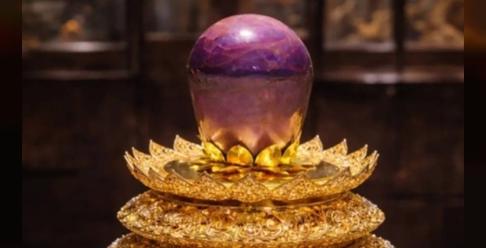 Sri Lanka'da bulunan 3 bin 563 karatlık safir, en büyük örnek