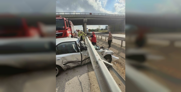 Susurluk'ta bariyerlere saplanan araçtaki yaralı kurtarıldı
