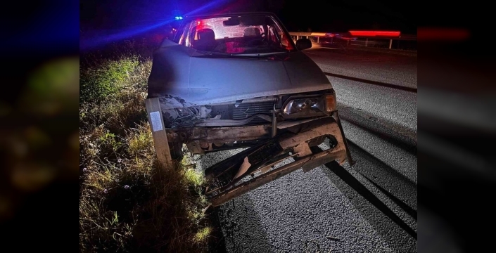 Tavşanlı'da gece yarısı kazası: Bariyerlere dalan otomobilin sürücüsü yaralandı