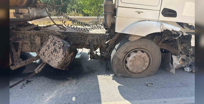 Tavşanlı'da kan donduran kaza: Hafriyat kamyonu ile çarpışan otomobil takla attı, 4 yaralı!