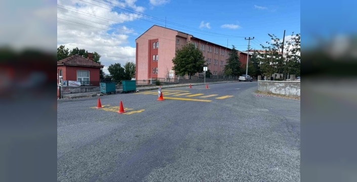 Tavşanlı'da okul önlerindeki yaya geçitleri yenileniyor
