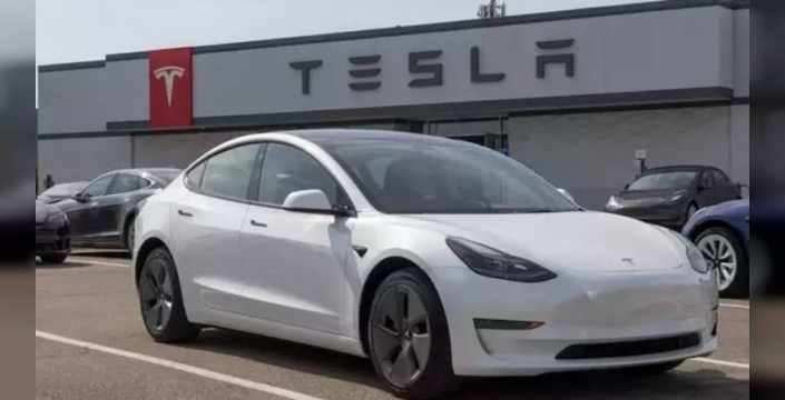 Tesla, aşırı parlak farlar nedeniyle 20 bin 349 aracını geri çağırıyor