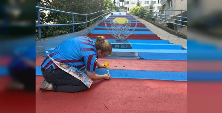 Trabzon'da kaldırımlar bordo-maviye büründü: Şampiyonluk ruhu şehre yayıldı