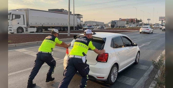 Trafik jandarması arızalanan aracı itti