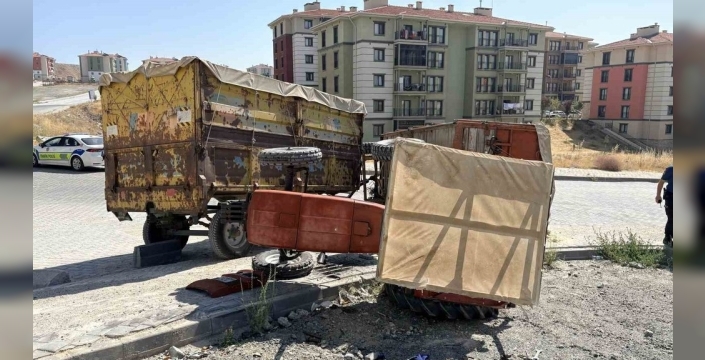 Traktör devrildi, sürücü yaralandı