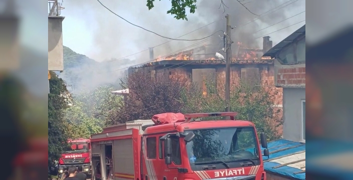 Ünye'de çatı katı yangını fındığı kül etti