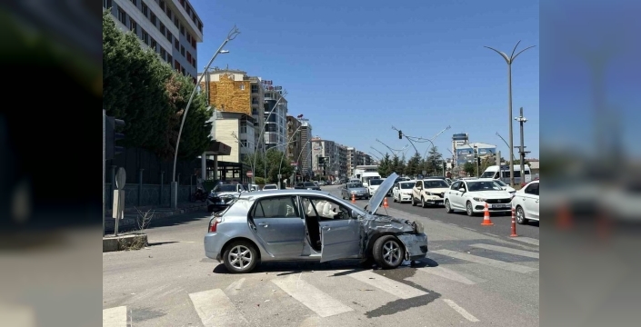 Uşak'ta kamyonet ve otomobil çarpıştı: 4 yaralı hastaneye kaldırıldı