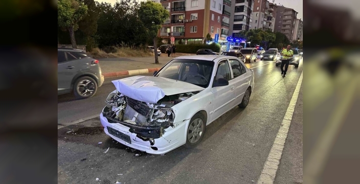 Uşak'ta kırmızı ışıkta bekleyen araca çarpıldı, 3 yaralı