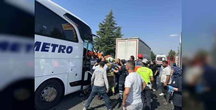 Uşak'ta yolcu otobüsü kamyona çarptı: 1 ağır, 8 yaralı